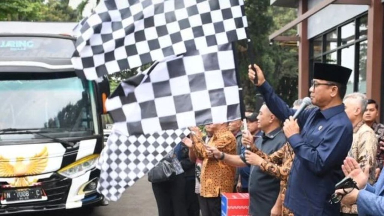 Menteri Desa dan Pembangunan Daerah Tertinggal (Mendes PDT) Yandri Susanto melepas Bus E-sports Desa di halaman Kantor Kemendes PDT, Jakarta, Kamis, 8 Januari 2026. (Foto: ANTARA/HO-Humas Kemendes PDT)