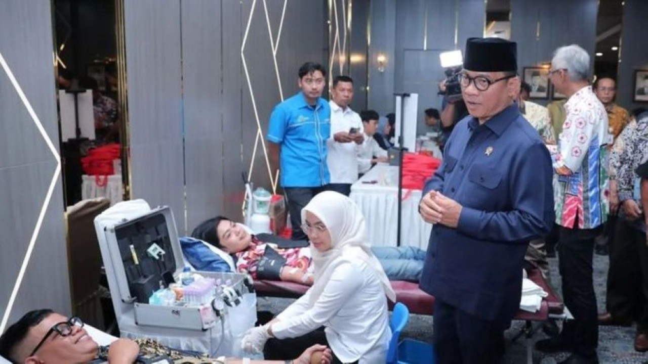 Menteri Desa dan Pembangunan Daerah Tertinggal (Mendes PDT) Yandri Susanto meninjaun pelaksanaan donor darah di lingkungan Kemendes PDT, Jakarta, Kamis, 8 Januari 2026. (Foto: ANTARA/HO-Humas Kemendes PDT)