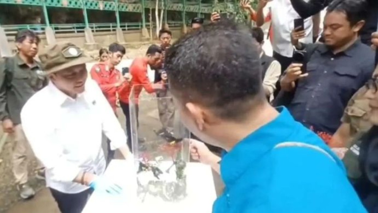 Menteri Kehutanan Republik Indonesia, Raja Juli Antoni didampingi Bupati Maros HAS Chaidir Syam dan Bupati Pangkep Muhammad Yusran Lalogau saat mengunjungi kawasan Taman Wisata Alam Bantimurung Bulusaraung di Kabupaten Maros, Rabu, 28 Januari 2026. A (Antara)