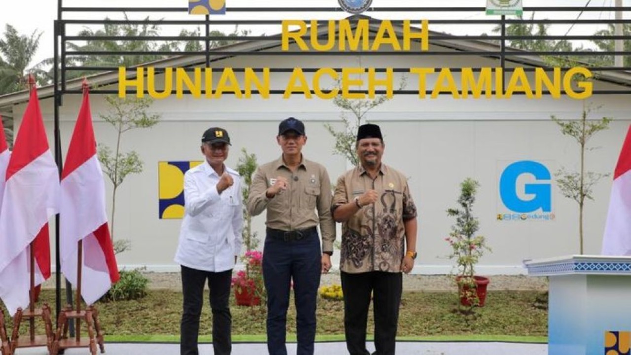 Menteri Koordinator Bidang Infrastruktur dan Pembangunan Kewilayahan, Agus Harimurti Yudhoyono (AHY), meresmikan Hunian Sementara (Huntara) bagi warga terdampak bencana hidrometeorologi di Kabupaten Aceh Tamiang, Kamis, 22 Januari 2026. (Foto: Kemenkoinfra)