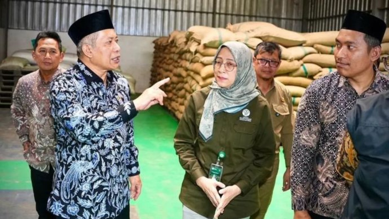 Menteri Koperasi (Menkop) Ferry Juliantono saat meninjau ekspor kopi oleh Koperasi Gunung Luhur Berkah (GLB) sebanyak lima kontainer dengan volume 96 ton ke Aljazair di Kampung Leuwinutug, Cisalak, Kabupaten Subang, Jawa Barat, Sabtu, 17 Januari 2026. (ANTARA/Kementerian Koperasi) (Antara)
