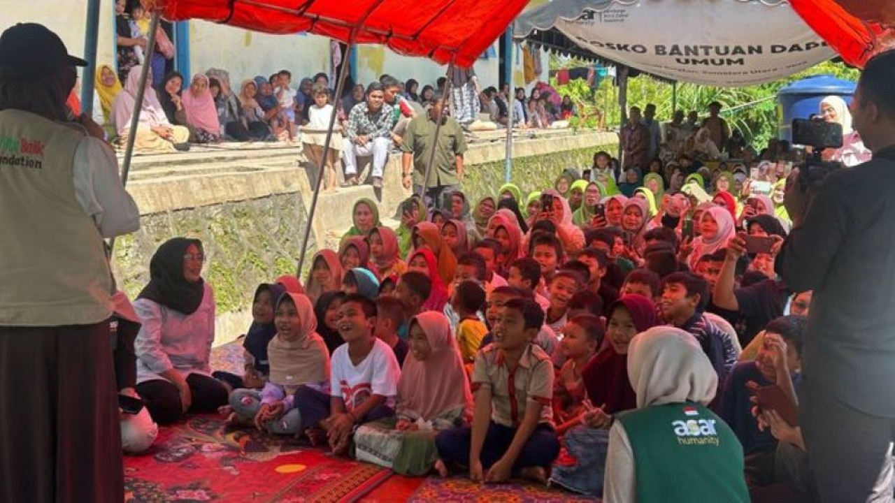 Menteri PPPA Arifah Fauzi meninjau langsung posko pengungsian dan berinteraksi dengan anak-anak di Dusun Pengkolan, Desa Luat Lombang, Kecamatan Sipirok, Tapanuli Selatan, Sumatra Utara. (Foto: Istimewa)