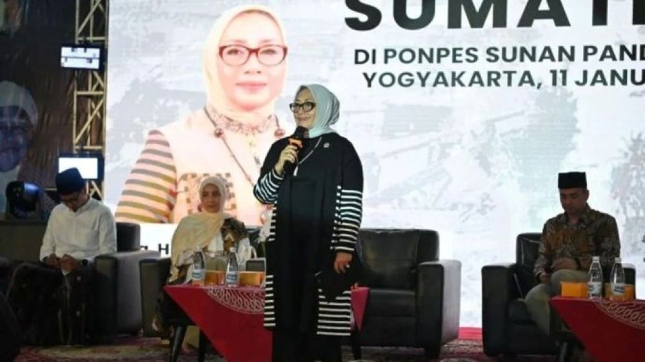Menteri Pemberdayaan Perempuan dan Perlindungan Anak Arifah Fauzi menghadiri kegiatan doa bersama untuk korban bencana alam Sumatra di Pondok Pesantren Sunan Pandanaran, Sleman, Yogyakarta. (Foto: ANTARA/HO-KemenPPPA)