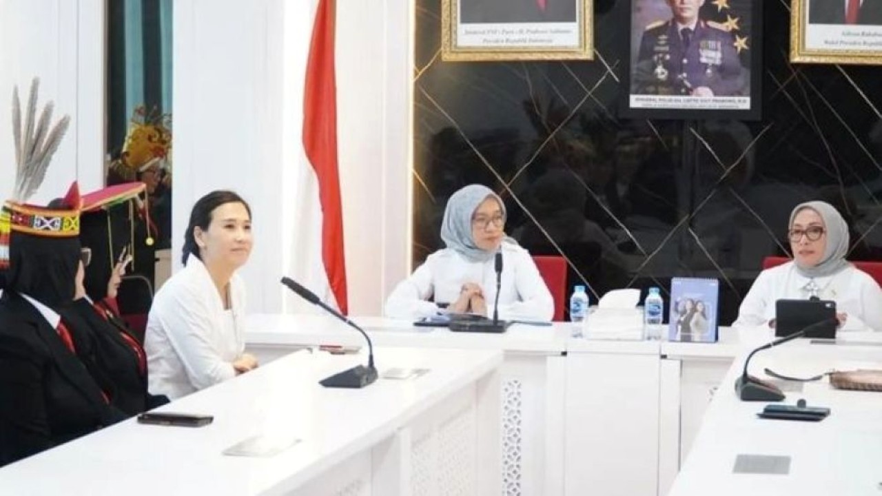 (Ki-ka) Wamen PPPA Veronica Tan, Menteri Pendayagunaan Aparatur Negara dan Reformasi Birokrasi (PAN RB) Rini Widyantini, dan Menteri Pemberdayaan Perempuan dan Perlindungan Anak Arifah Fauzi dalam pertemuan dengan para Direktur dan Kasat Reserse PPA-PPO yang baru saja dilantik di Jakarta. (Foto: ANTARA/HO-KemenPPPA)