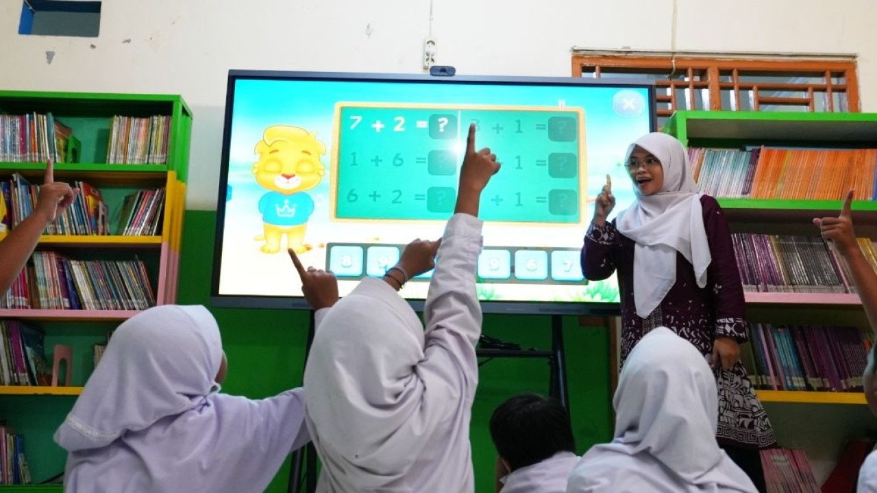 Mendikdasmen Abdul Mu'ti mengatakan papan interaktif digital telah didistribusikan ke 288.865 satuan pendidikan di seluruh Indonesia. (Foto: Istimewa)