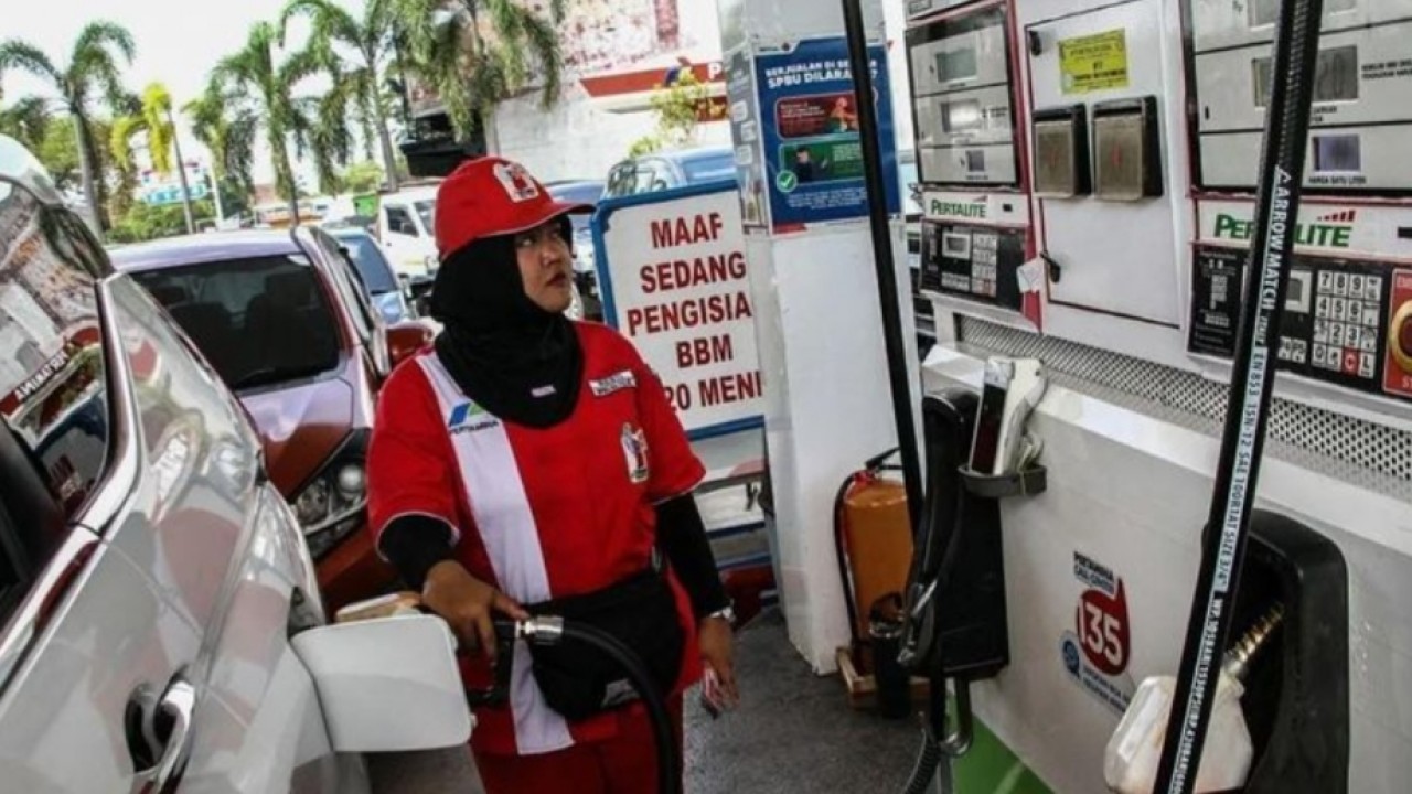 Ilustrasi - Petugas mengisi bahan bakar minyak (BBM) ke sebuah mobil di SPBU G Obos, Palangka Raya, Kalimantan Tengah, Selasa 14 Oktober 2025. Kementerian Energi dan Sumber Daya Mineral menyatakan Presiden Prabowo Subianto menyetujui rencana pencampu (Antara)
