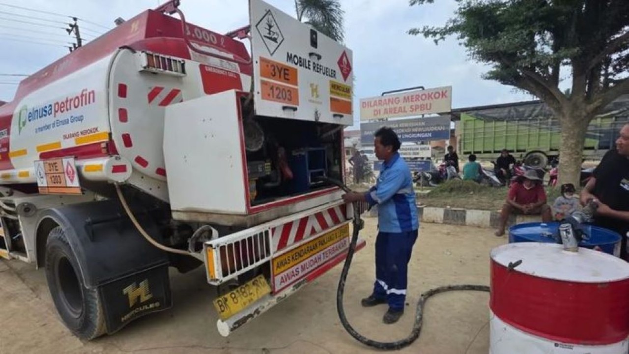PT Pertamina Patra Niaga (Persero) mengerahkan Pertamina Mobile SPBU hingga canting atau set tabung mini untuk mempercepat pemenuhan kebutuhan bahan bakar minyak (BBM) di wilayah terdampak bencana di Sumatera. (ANTARA/HO-PT Pertamina Patra Niaga) (Antara)
