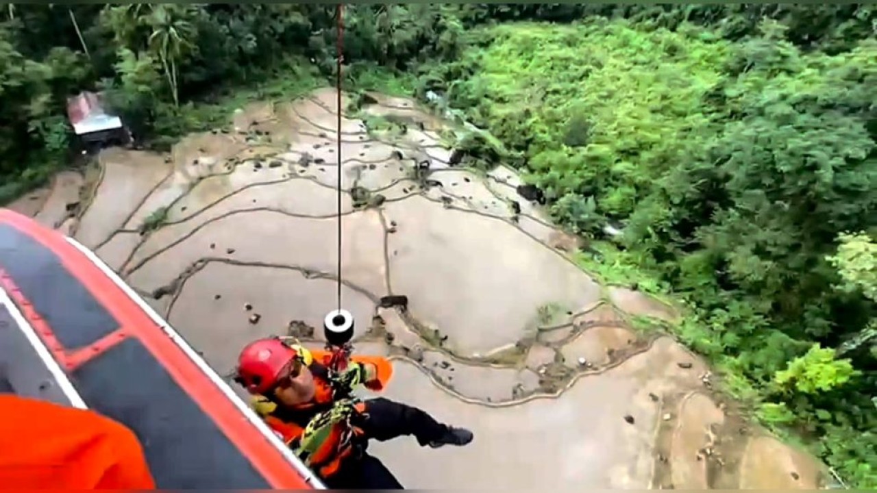 Perjuangan Tim SAR gabungan mengevakuasi korban pesawat ATR 42-500 dari bergelantungan di helikopter hingga tebing terjal. (Foto: Dok/Istimewa)