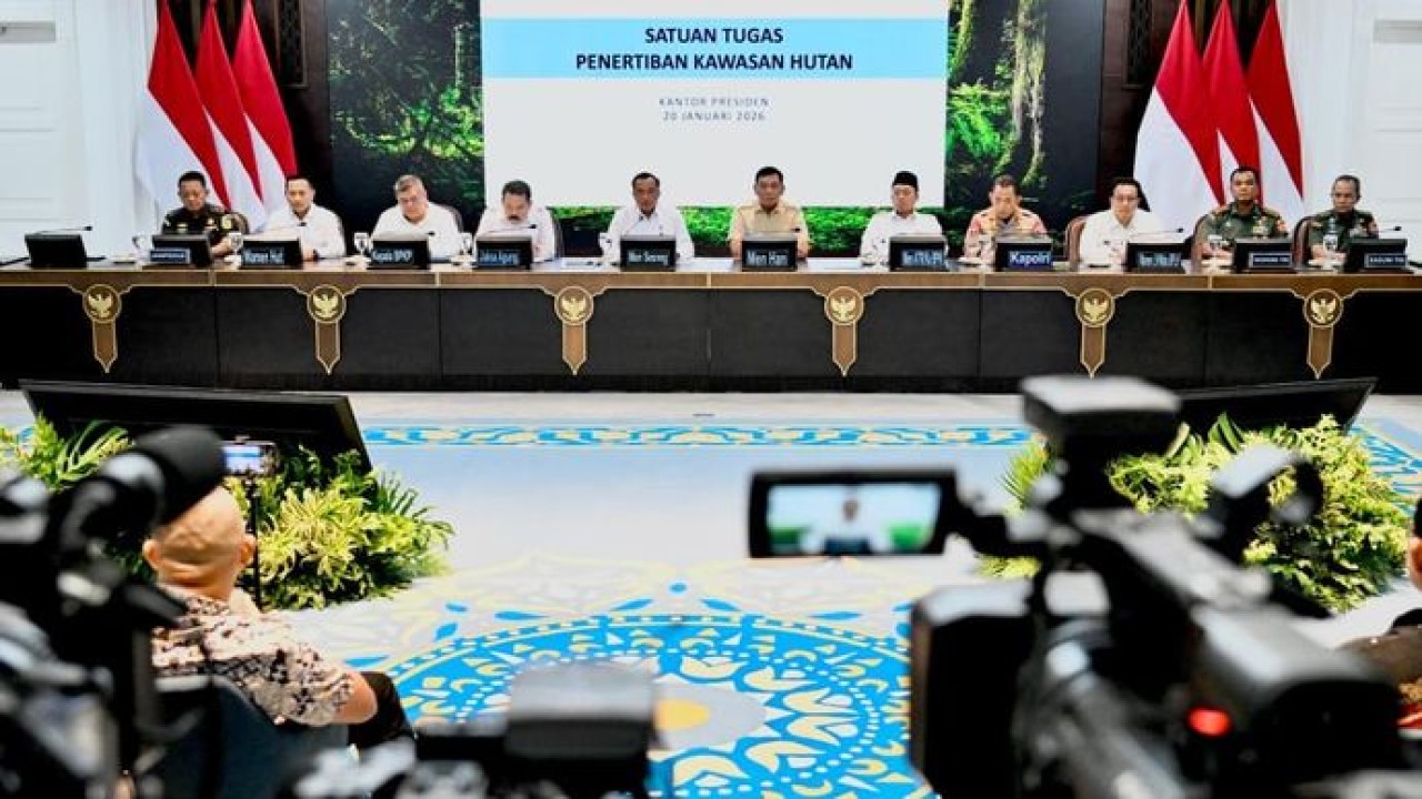 Konferensi pers Satuan Tugas Penertiban Kawasan Hutan (Satgas PKH) oleh Menteri Sekretaris Negara Prasetyo Hadi di kompleks Istana Kepresidenan Jakarta, Selasa, 20 Januari 2026. (BPMI Setpres)