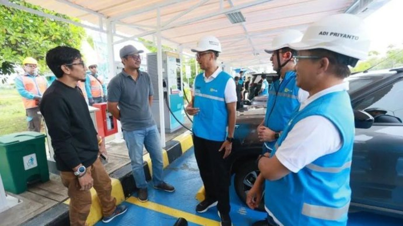 Dirut PLN, Darmawan Prasodjo (tengah) bersama Direktur Retail & Niaga PLN, Adi Priyanto (kanan) dan General Manager PLN UID Jateng & DIY, Bramantyo Anggun Pambudi (kedua dari kanan) saat memastikan para pengguna EV (kiri) memperoleh layanan pengisian daya memadai di Rest Area KM 275A Tol Trans Jawa, Tegal, Jateng, Rabu 24 Desember 2025. ANTARA/HO. PLN (Antara)