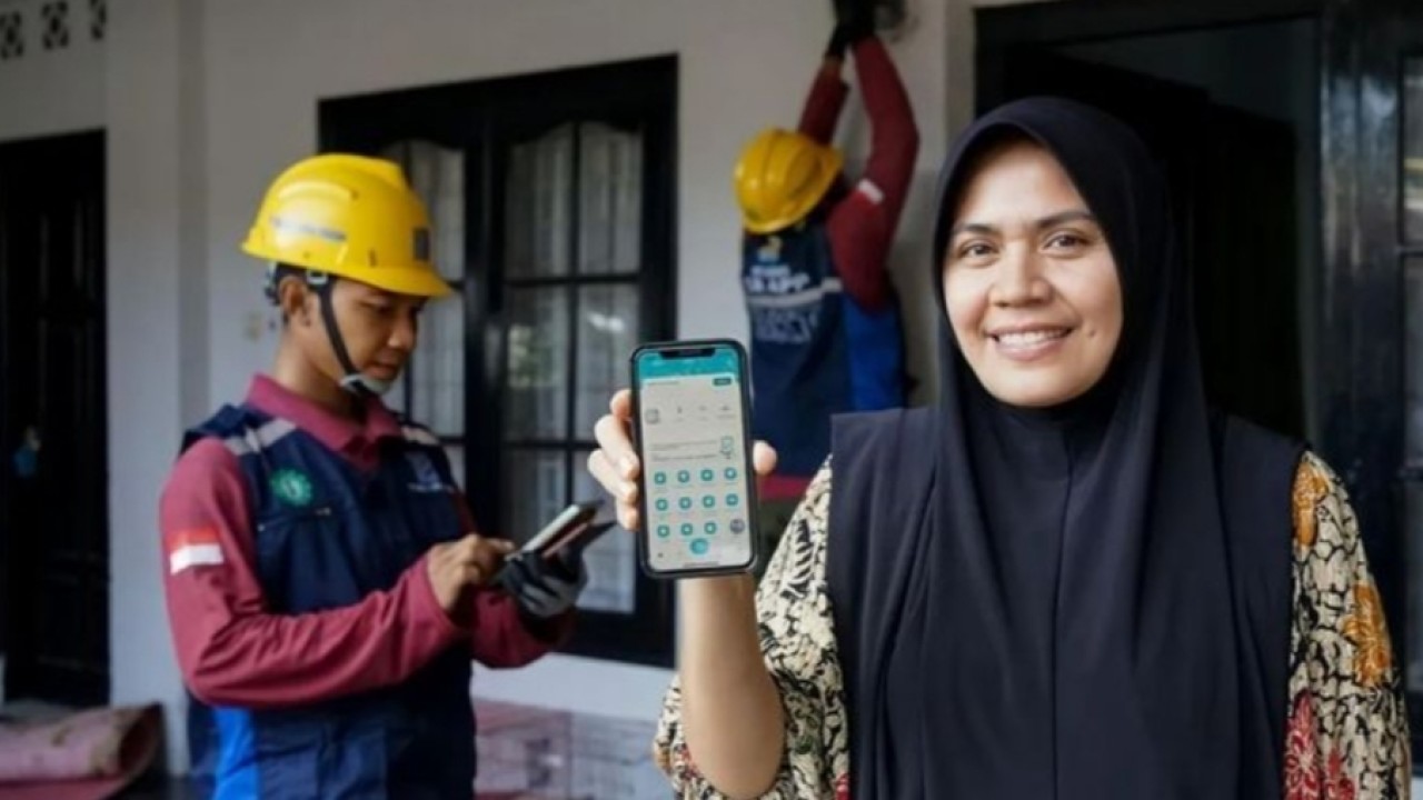 Aplikasi PLN Mobile mengintegrasikan seluruh kebutuhan layanan kelistrikan dalam satu genggaman. Mulai dari pengisian data, verifikasi, hingga pembayaran dilakukan secara digital sehingga proses menjadi lebih ringkas dan mudah dilakukan. (babel.antaranews.com/PLN) (Antara)