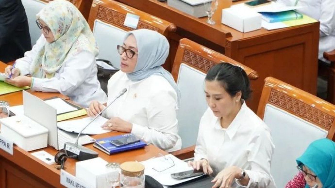 Menteri PPPA Arifah Fauzi dan Wamen PPPA Veronica Tan dalam rapat kerja dengan Komisi VIII Dewan Perwakilan Rakyat (DPR) RI, di Jakarta. (antara)