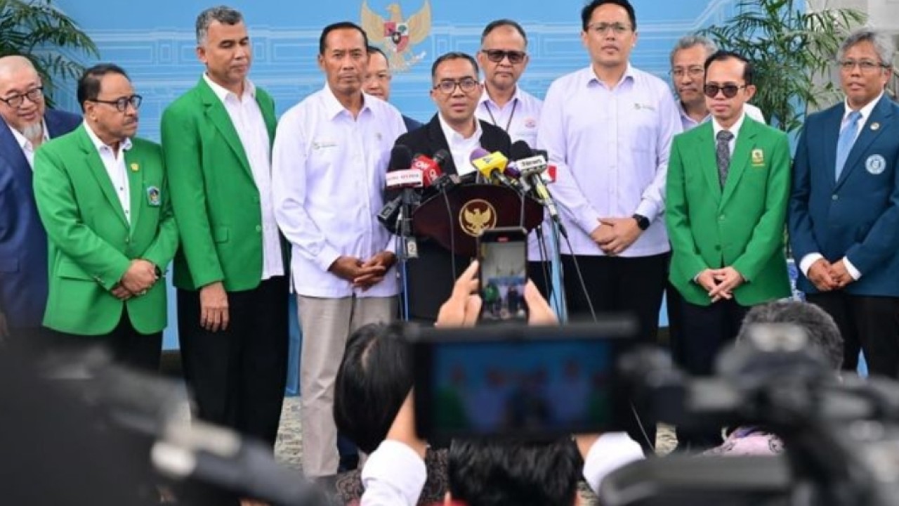 Mendiktisaintek Brian Yuliarto bersama para rektor dan guru besar.