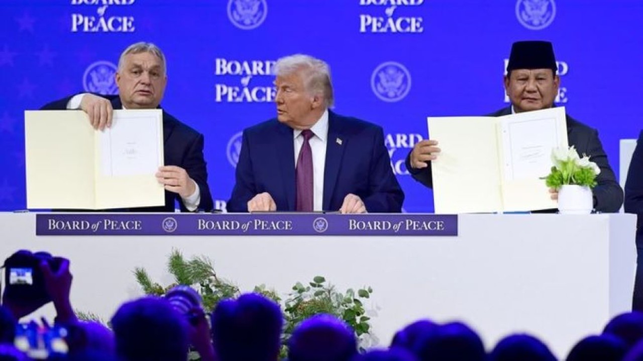 Prabowo menandatangani piagam Board of Peace di sela-sela pertemuan tahunan World Economic Forum (WEF) di Davos, Swiss. (Sekertariat Kepresidenan)