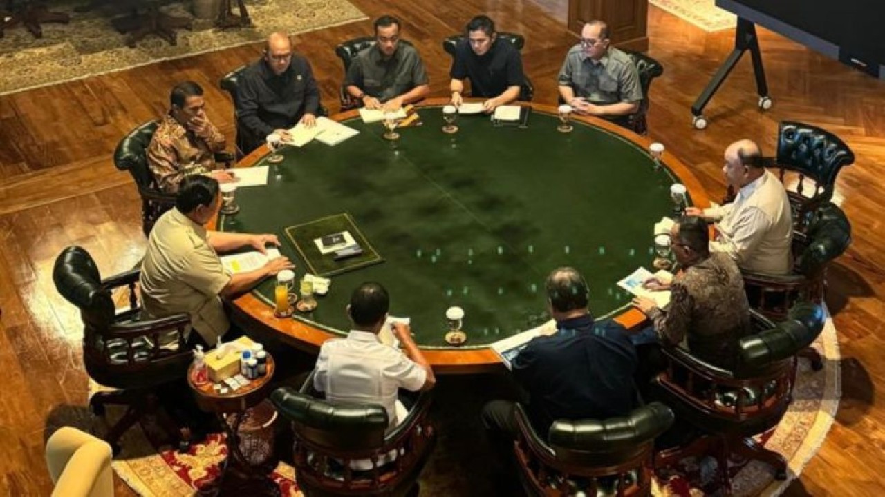 Prabowo Subianto bersama sejumlah menteri Kabinet Merah Putih mengadakan rapat terbatas. (Foto: Istimewa)