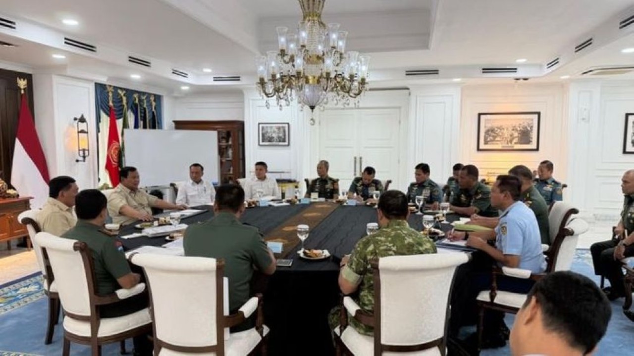 Presiden Prabowo Subianto menggelar pertemuan rutin dengan Pimpinan TNI di Istana. (Foto: Istimewa)