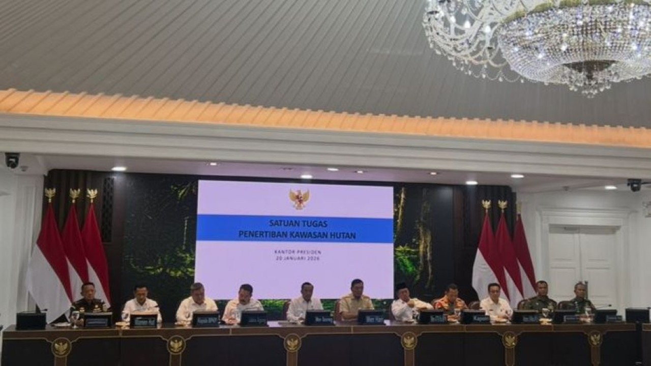 Menteri Sekretaris Negara (Mensesneg) Prasetyo Hadi menyampaikan hasil kerja Satgas PKH yang berhasil menyelamatkan aset negara senilai triliunan rupiah serta menguasai kembali jutaan hektare kawasan hutan bermasalah. (Foto: NTVnews)