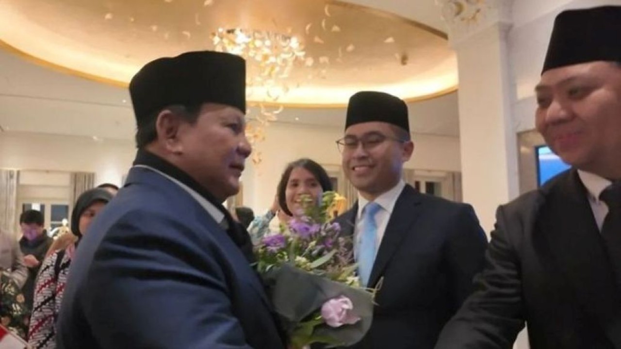 Presiden Prabowo Subianto menyalami sejumlah perwakilan pemerintah dan diaspora saat tiba di hotel tempatnya menginap di Bad Ragaz, Swiss, Rabu, 21 Januari 2026. (Foto: ANTARA/Aria Cindyara)