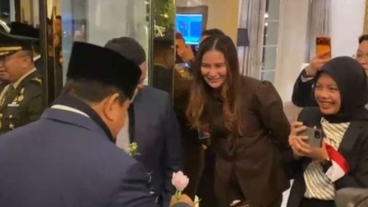 Sejumlah diaspora menyambut ketibaan Presiden Prabowo Subianto di hotel tempat Kepala Negara menginap di Bad Ragaz, Swiss, Rabu (21/1/2026). (Foto: ANTARA/Aria Cindyara)