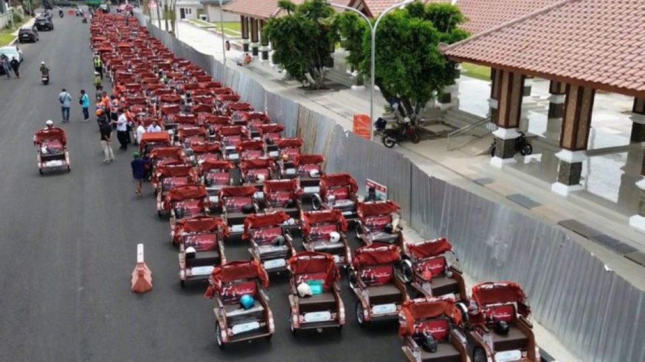 Para penarik becak di Kabupaten Sidoarjo, Jawa Timur gembira karena menerima bantuan becak listrik dari Presiden RI Prabowo Subianto. (Foto: Dok/Istimewa)