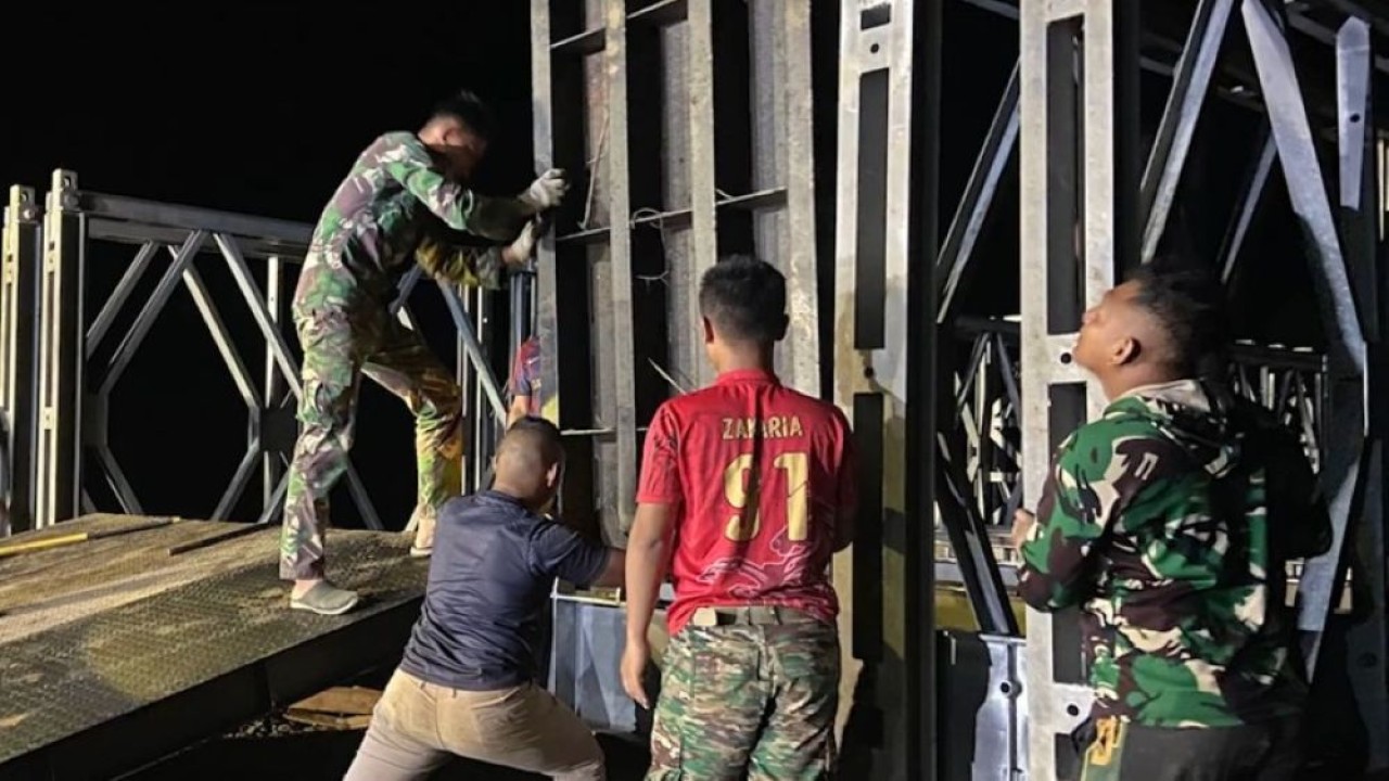 Prajurit TNI tanpa lelah bekerja bergantian dalam 24 jam tanpa henti membangun sejumlah jembatan. (Foto: Istimewa)