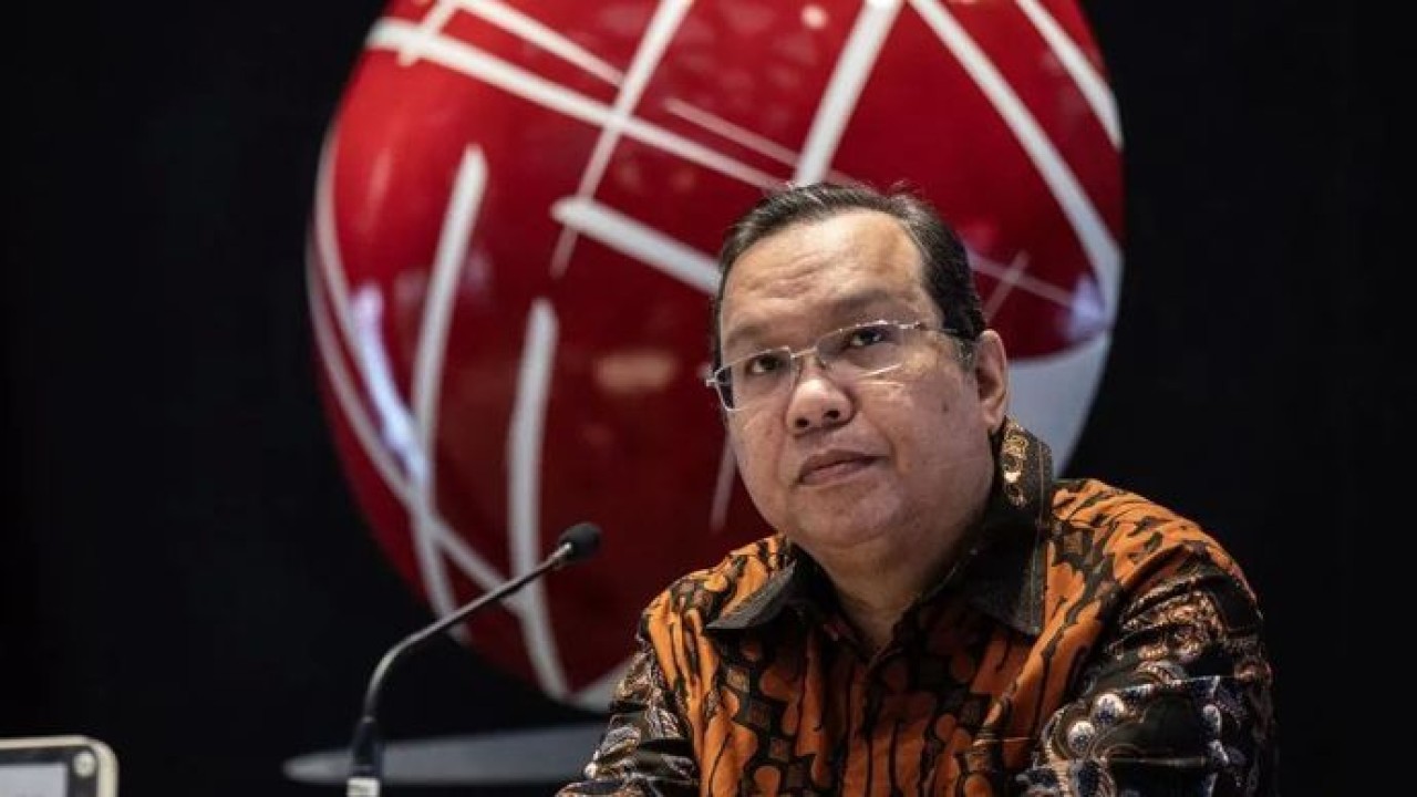 Direktur Utama PT Bursa Efek Indonesia (BEI) Iman Rachman saat konferensi pers Respon Kebijakan OJK Mengantisipasi Volatilitas Perdagangan Saham di Main Hall BEI, Jakarta, Jumat, 8 Agustus 2025. (ANTARA)