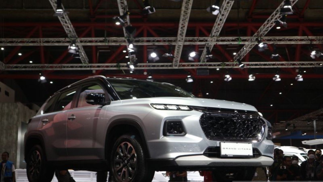 Suzuki Grand Vitara diluncurkan di Indonesia International Motor Show (IIMS) 2023 di JIExpo, Kemayoran, Jakarta, Kamis (16/2). (Foto: ANTARA/Pamela Sakina)