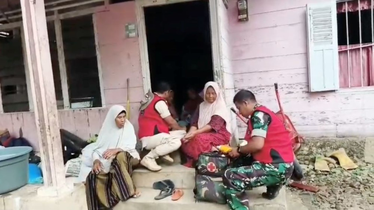 Dari desa ke desa, mobil kesehatan TNI berkeliling memberikan layanan kesehatan gratis untuk warga terdampak bencana di Sumatra (Istimewa)
