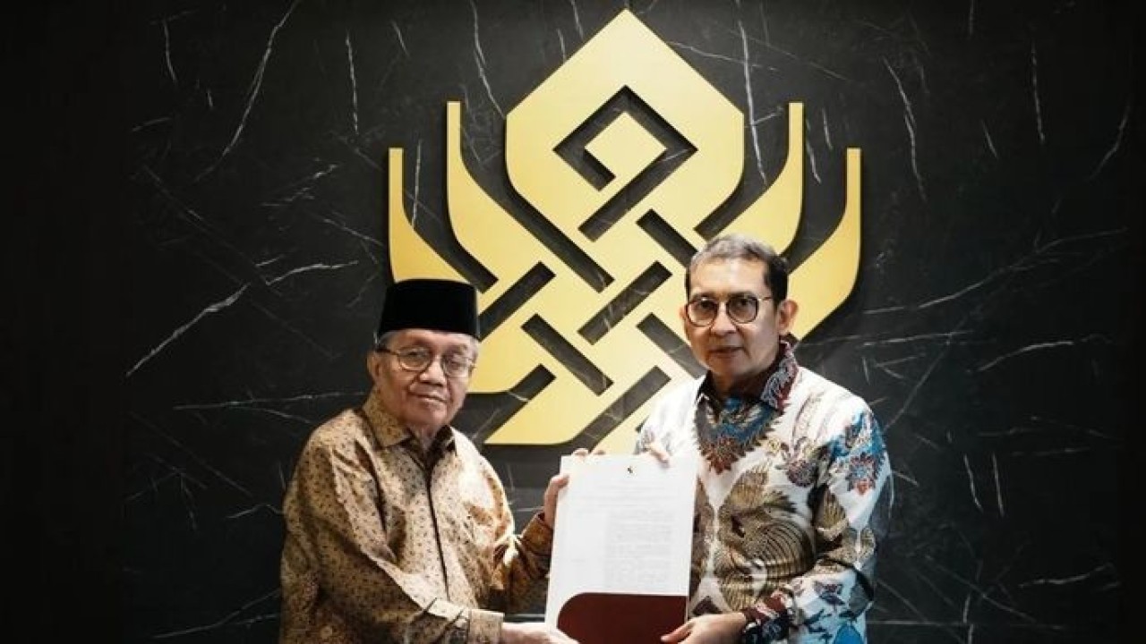 Menteri Kebudayaan Fadli Zon saat menyerahkan SK Penasihat Menteri yang digelar di Jakarta, Senin, 19 Januari 2026. (ANTARA/HO-Kementerian Kebudayaan) (Antara)