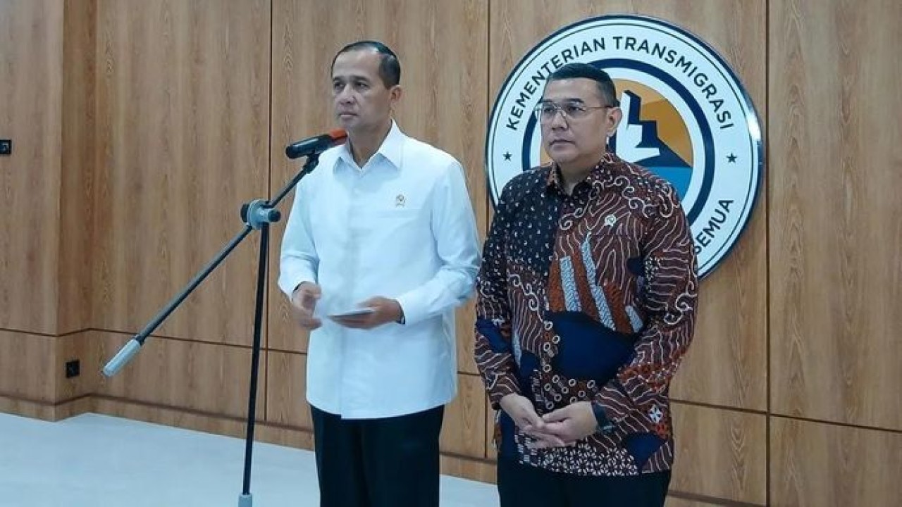 Menteri Transmigrasi (Mentrans) M Iftitah Sulaiman Suryanagara (kiri) dan Wakil Menteri Agraria dan Tata Ruang (Wamen ATR)/Wakil Kepala Badan Pertanahan Nasional (Waka BPN) Ossy Dermawan (kanan) memberikan pernyataan dalam (Antara)