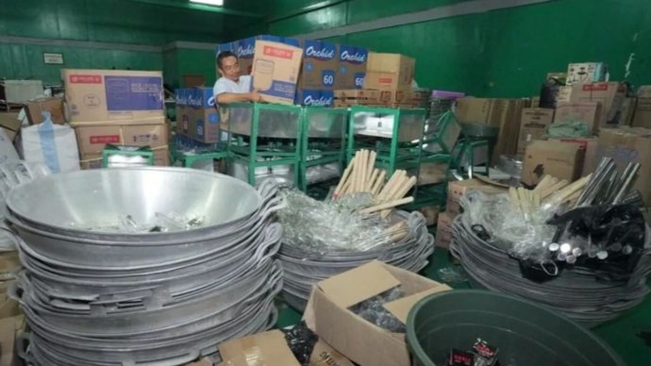 Petugas merapikan peralatan dapur umum, alat kebersihan, hingga tenda darurat bantuan dari Kementerian Transmigrasi bagi warga terdampak bencana di Aceh. ANTARA/HO-Kementerian Transmigrasi. (Antara)