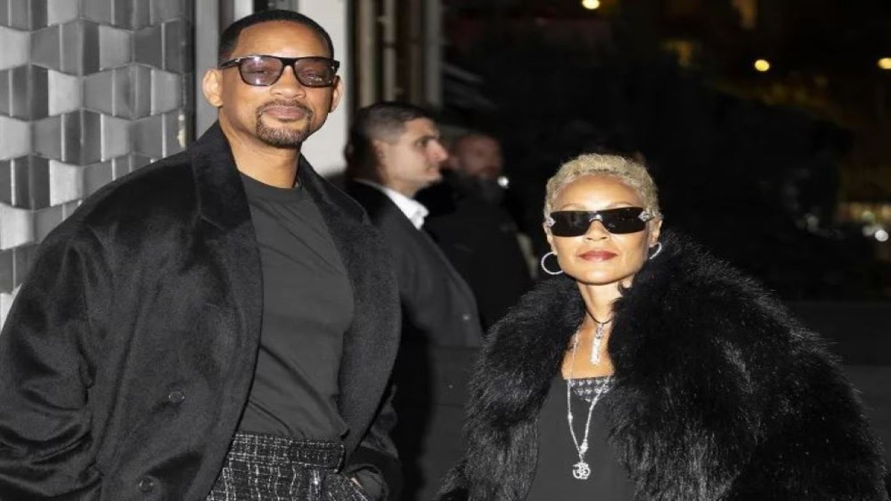 Will Smith dan Jada Pinkett Smith tampil serasi dengan outfit hitam monokrom saat hadir mendukung putra mereka, Jaden Smith, di Paris Fashion Week.