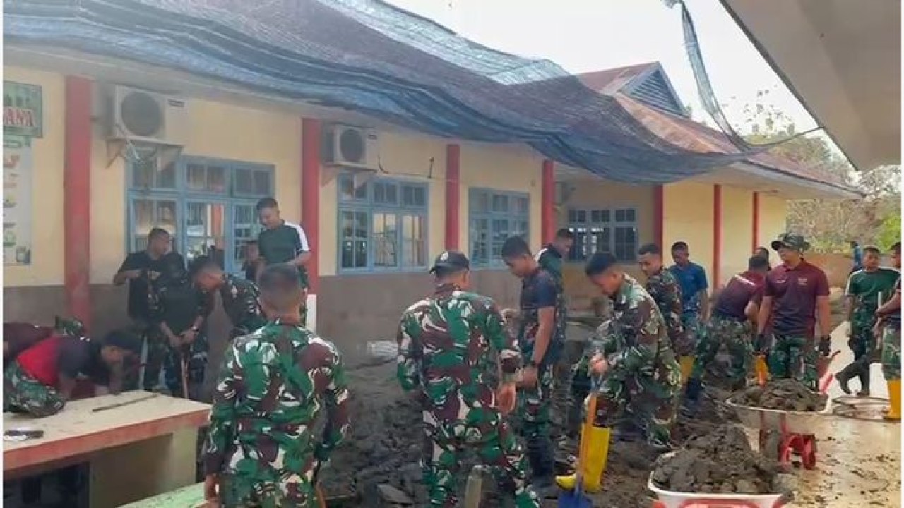 TNI AD juga membersihkan rumah warga, sekolah, pondok pesantren, fasilitas umum, serta membangun masjid darurat/sementara di Aceh. (Istimewa)