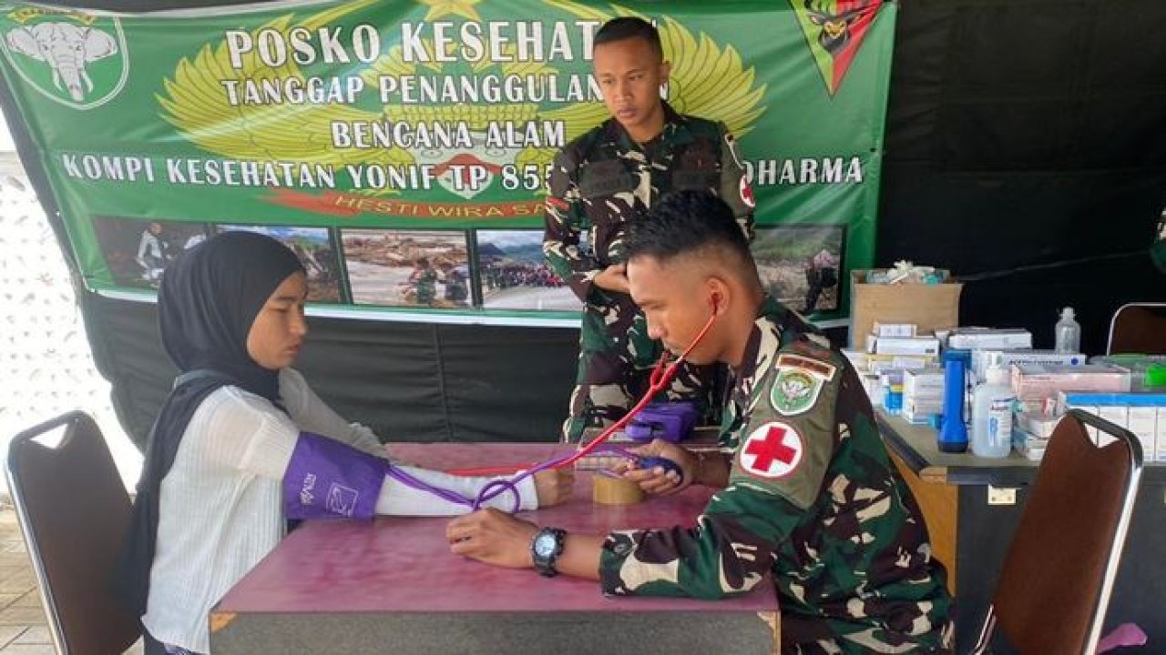 Warga yang terdampak bencana di Kabupaten Gayo Lues, Provinsi Aceh, datang untuk memeriksakan kondisi kesehatan, di Posko Kesehatan Yonif TP 855/RD, hingga Minggu, 15 Februari 2026.  (Istimewa)
