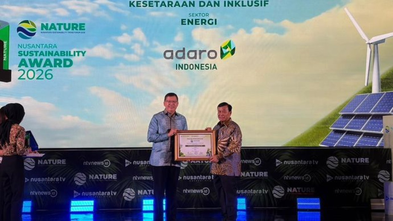Direktur PT Adaro Andalan Indonesia Tbk, Bapak Lie Luckman menerima penghargaan Nusantara Sustainability Award 2026 yang diserahkan oleh Presiden Komisaris NT Corp Nurdin Tampubolon (Ntvnews/Dedi)
