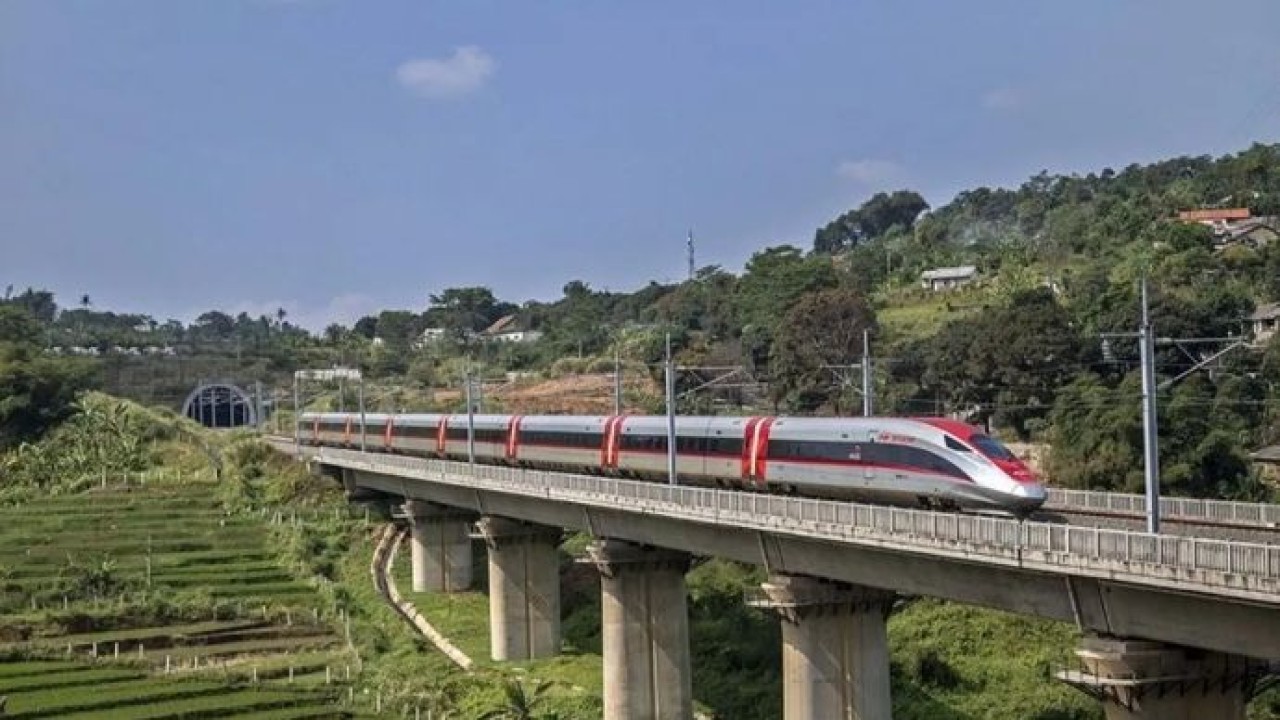 Arsip foto - Kereta cepat Whoosh melintas di Ngamprah, Kabupaten Bandung Barat, Jawa Barat. (ANTARA FOTO/Abdan Syakura/bar/pri.) (Antara)
