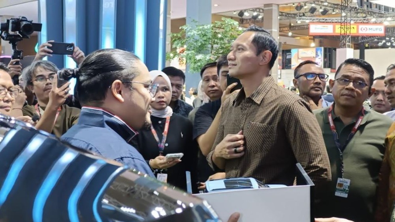 Menteri Koordinator Bidang Infrastruktur dan Pembangunan Kewilayahan (Menko IPK) Agus Harimurti Yudhoyono (AHY) mengunjungi pameran otomotif Indonesia International Motor Show (IIMS) 2026 di JIExpo Kemayoran, Jakarta, Jumat (13/2/2026). (Foto: Adiantoro/NTV)