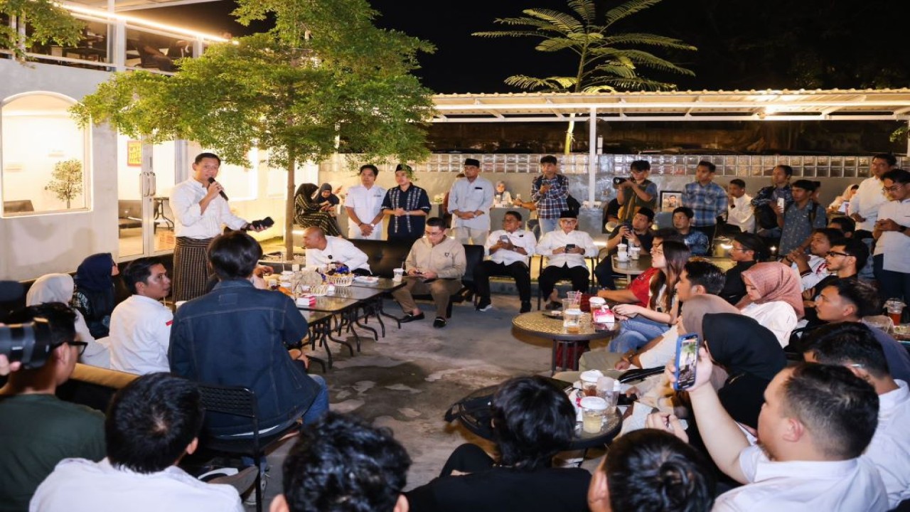 Menteri Koordinator Bidang Infrastruktur dan Pembangunan Kewilayahan Agus Harimurti Yudhoyono (AHY) berdiskusi dengan komunitas pemuda ekonomi kreatif yang tergabung dalam Forum Ekraf Banten di Kota Serang, Sabtu (21/2/2026), dalam rangkaian Safari Ramadan. (Istimewa)