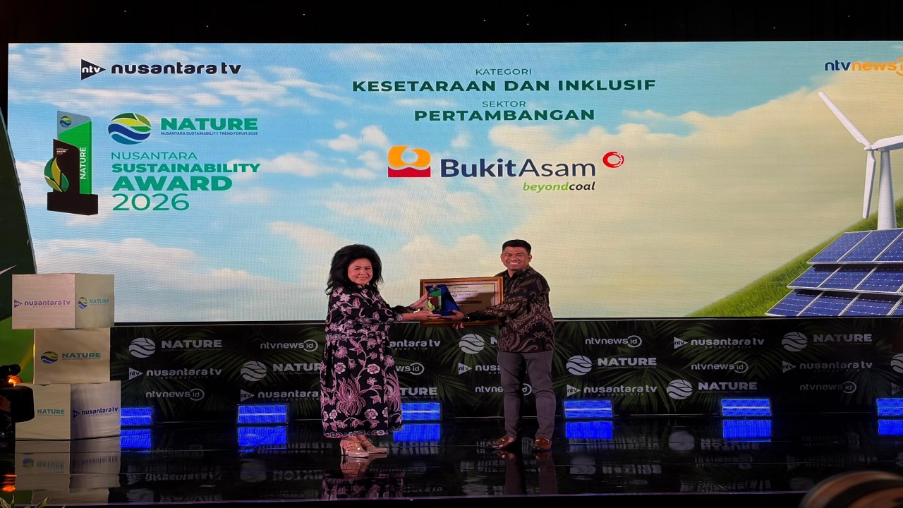 Perwakilan perusahaan PT Bukit Asam Tbk (PTBA) menerima penghargaan Nusantara Sustainability Award 2026 yang diserahkan oleh Komisaris NT Corp Lince Berliana Tobing