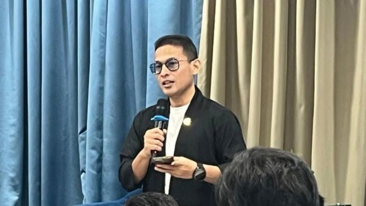 Tenaga Ahli Utama Badan Komunikasi Pemerintah RI (Bakom RI) Fithra Faisal Hastiadi menjawab pertanyaan wartawan di Gedung Kwarnas Gerakan Pramuka, Gambir, Jakarta Pusat, Rabu, 25 Februari 2026. (ANTARA/Fathur Rochman) (Antara)