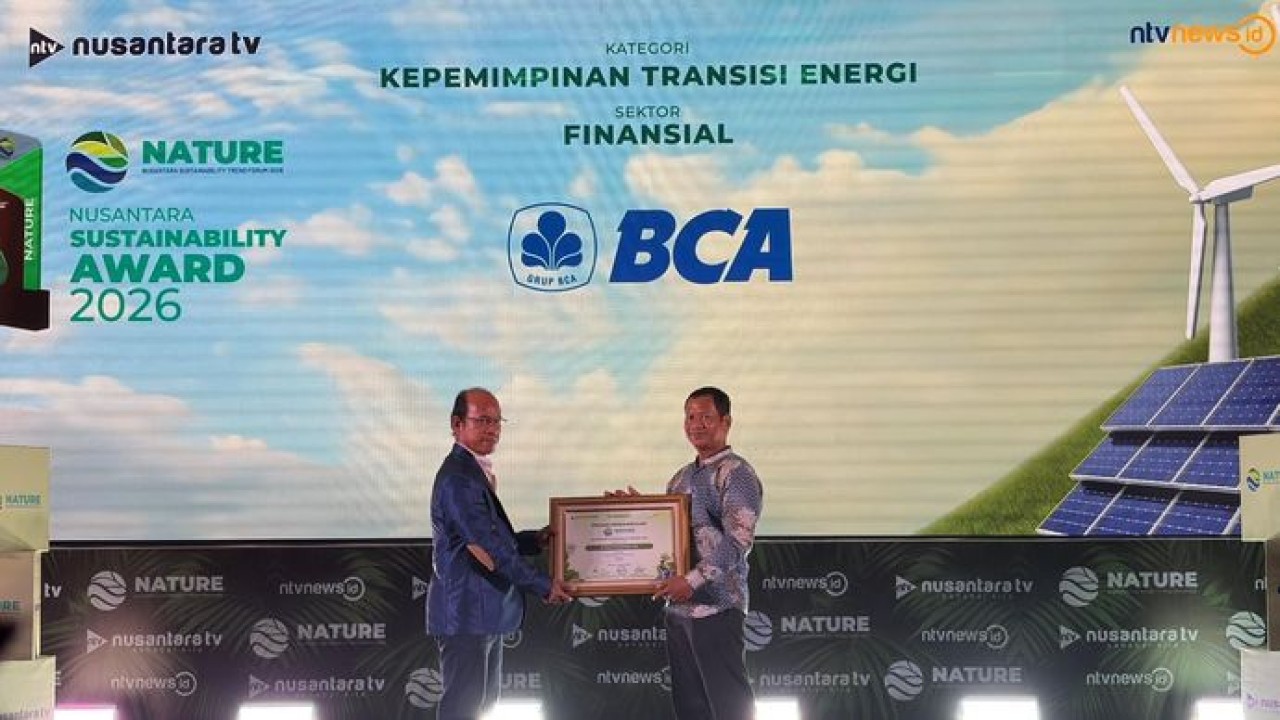 Perwakilan PT Bank Central Asia Tbk (BCA) menerima penghargaan Nusantara Sustainability Award 2026 yang diserahkan oleh Direksi Nusantara TV Tulus Tampubolon (Ntvnews/Dedi)