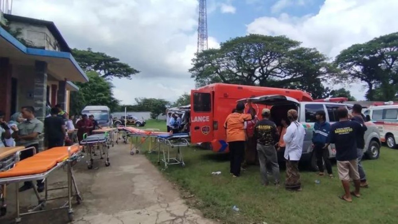 Tim medis dan ambulans bersiap di SMA Negeri 2 Kudus, Jawa Tengah.
