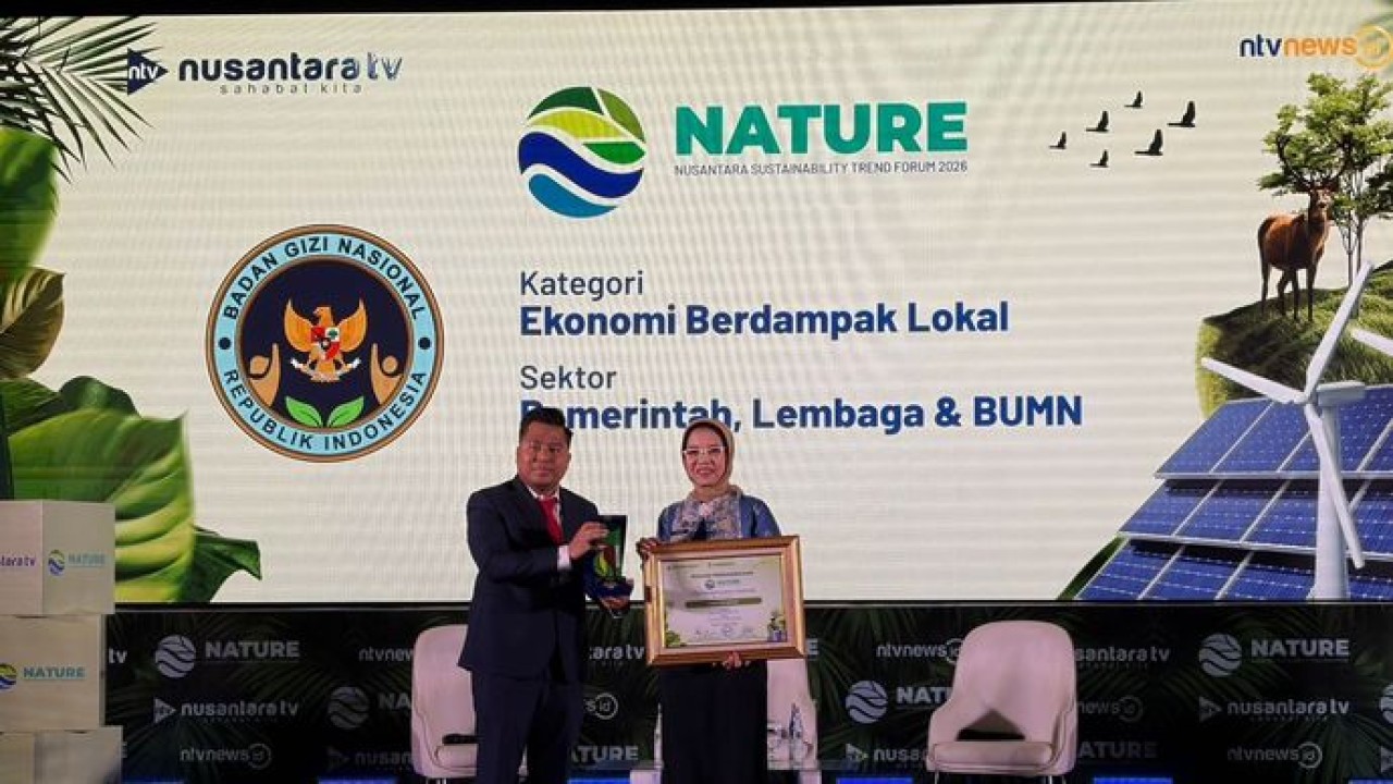 Direktur Nusantara TV Tommy William Tampubolon menyerahkan penghargaan Nusantara Sustainability Award 2026 kepada Kepala Biro Hukum dan Humas BGN, Khairul Hidayati (Ntvnews/Dedi)