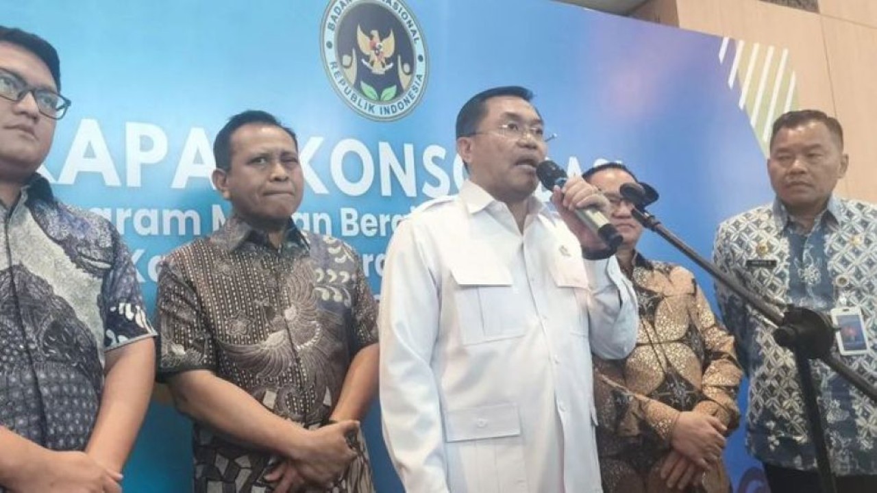 Wakil Kepala BGN Sony Sonjaya (Putih) saat dimintai keterangan usai rapat konsolidasi Program MBG. di Provinsi Lampung, Sabtu, 14 Februari 2026. (Foto: ANTARA/Dian Hadiyatna)