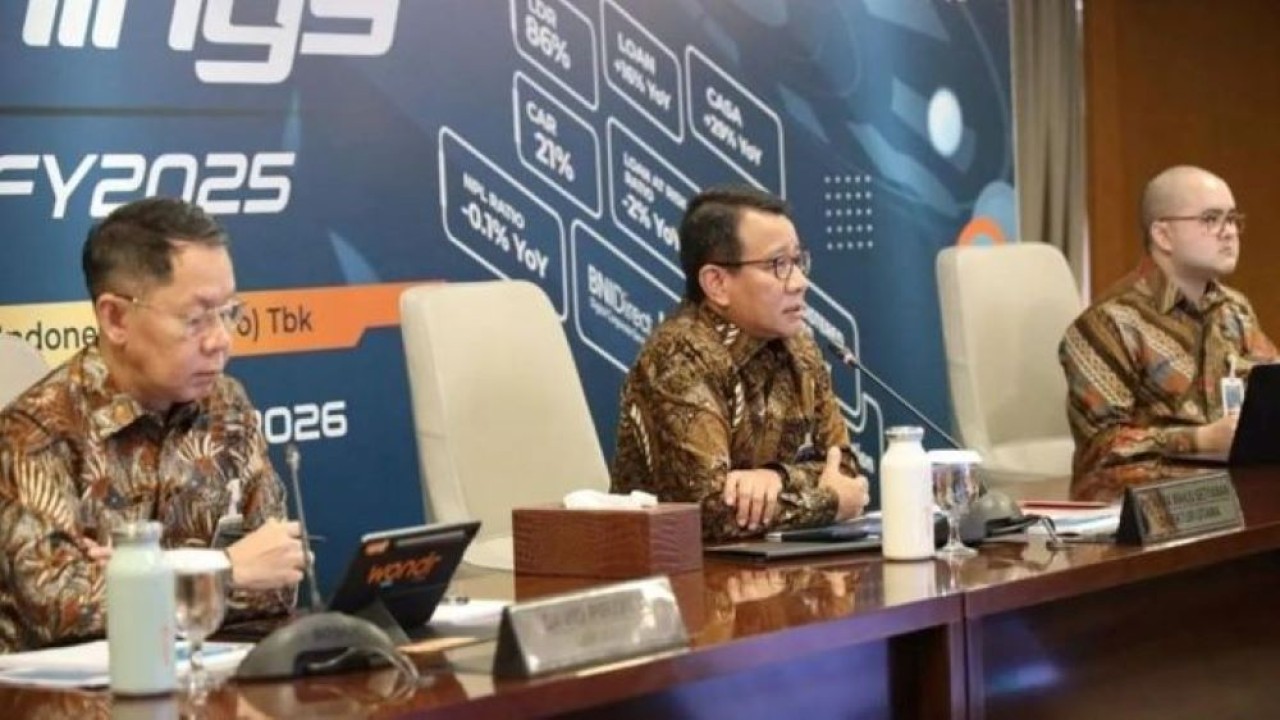 Dokumentasi - Direktur Utama BNI Putrama Wahju Setyawan (tengah) menyampaikan paparan dalam sebuah kesempatan di Jakarta. (ANTARA/HO-BNI) (Antara)