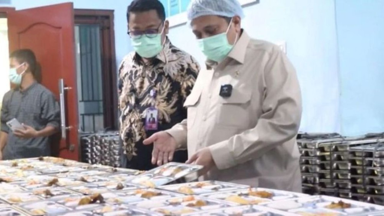 Kepala BPJPH Ahmad Haikal Hasan meninjau salah satu SPPG untuk mendukung program Makan Bergizi Gratis (MBG) yang terjamin nilai halalnya. (Foto: ANTARA/HO-BPJPH)