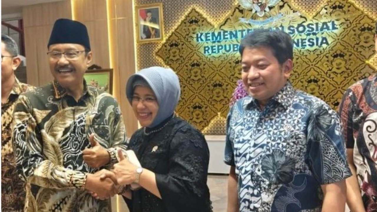 Menteri Sosial Saifullah Yusuf berjabatan tangan bersama Kepala BPS Amalia Adininggar setelah memberikan penjelasan terkait verifikasi lapangan penerima manfaat jaminan kesehatan nasional merujuk Data Tunggal Sosial Ekonomi Nasional (DTSEN) di Kantor (Antara)