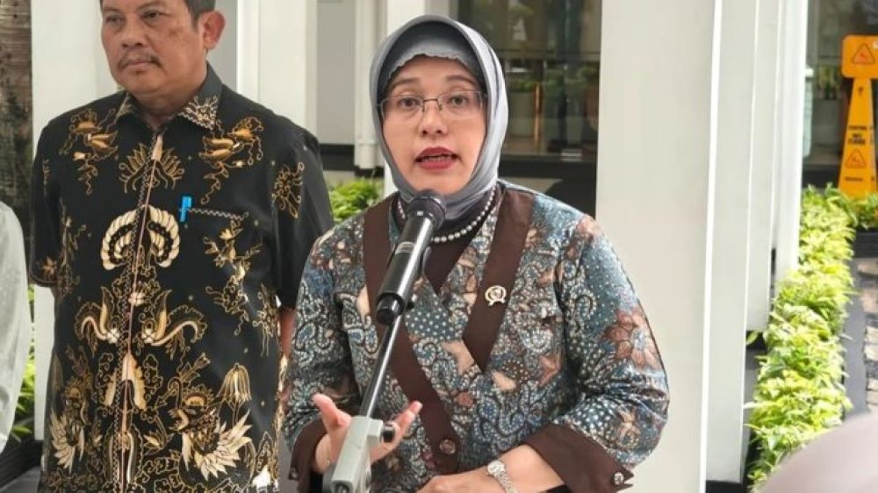 Kepala Badan Pusat Statistik (BPS) Amalia Adininggar Widyasanti menjawab pertanyaan pewarta dalam konferensi pers usai pertemuan terbatas bersama Menteri Koordinator Bidang Pemberdayaan Masyarakat, Menteri Sosial, dan Direktur Utama BPJS Kesehatan di (Antara)