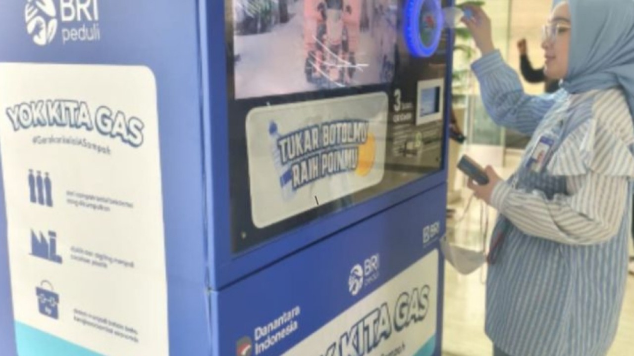 Salah satu cabang BRI yaitu Menara BRILiaN memiliki mesin daur ulang botol plastik. Hal ini merupakan salah satu upaya BRI Menara BRILiaN dalam mengurangi sampah plastik. (BRI)