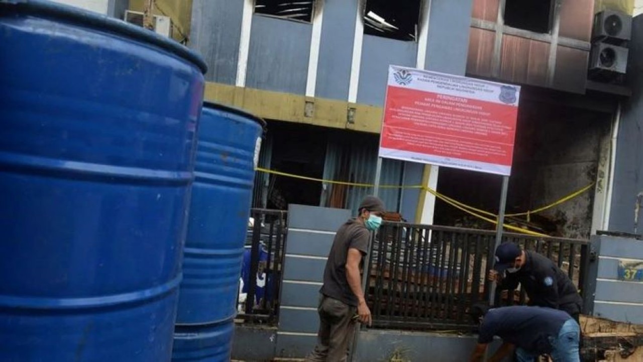Petugas Penegakan Hukum (Gakkum) Kementerian Lingkungan Hidup memasang plang penyegelan di gudang pestisida milik PT. Biotek Saranatama di Kota Tangerang Selatan, Banten, Jumat, 13 Februari 2026. Kementerian Lingkungan Hidup menyegel gudang pestisida yang diduga menjadi penyebab tercemarnya Sungai Jaletreng dan Sungai Cisadane guna dilakukan pengawasan lebih lanjut. ANTARA FOTO/Putra M. Akbar/bar (Antara)